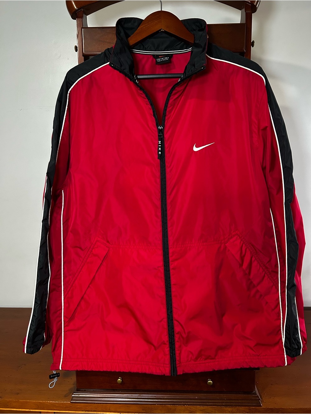 Nike Women’s Small Red Black White Windbreaker Full Zip Windbreaker Jacket